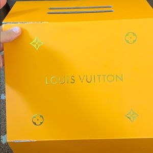 Magnetic closure box